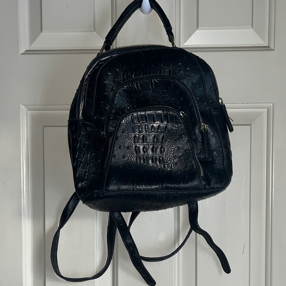 Chic Black Crocodile-Patterned Backpack - image 1